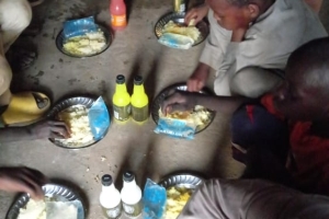 Ramazan ayında Afrika Gambiya'da yetim ve yoksul ailelere iftar yemeği verildi