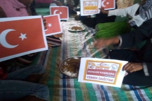 Afrika Madagaskar ülkesinde yoksul çocuklara yemek dağıtımı