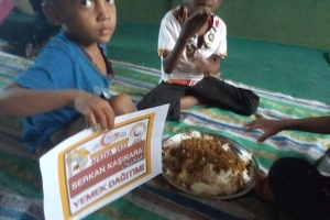 Afrika Madagaskar ülkesinde yoksul çocuklara yemek dağıtımı