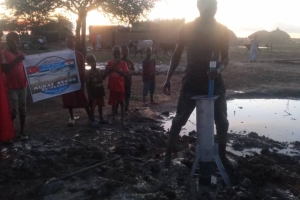 Afrika Nijer Su kuyusu suyun bulunması borularn döşenmesi ve tulumbanin takılması Murat Küçük sukuyusu 2022