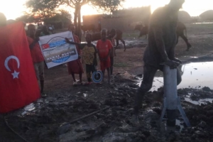 Afrika Nijer Su kuyusu suyun bulunması borularn döşenmesi ve tulumbanin takılması Murat Küçük sukuyusu 2022