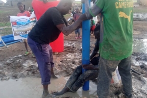 Afrika Nijer Su kuyusu suyun bulunması borularn döşenmesi ve tulumbanin takılması Murat Küçük sukuyusu 2022