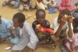 Afrika Kamerun çocukları sevindirme bisküvi dağıtımı gerçekleştirildi Ağustos 2022