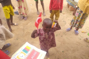 Afrika Kamerun çocukları sevindirme bisküvi dağıtımı gerçekleştirildi Ağustos 2022