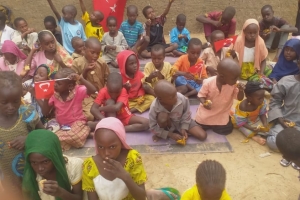 Afrika Kamerun çocukları sevindirme bisküvi dağıtımı gerçekleştirildi Ağustos 2022