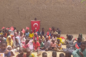 Afrika Kamerun çocukları sevindirme bisküvi dağıtımı gerçekleştirildi Ağustos 2022