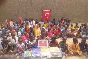 Afrika Kamerun çocukları sevindirme bisküvi dağıtımı gerçekleştirildi Ağustos 2022