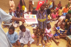 Afrika Kamerun çocukları sevindirme bisküvi dağıtımı gerçekleştirildi Ağustos 2022