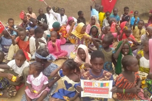 Afrika Kamerun çocukları sevindirme bisküvi dağıtımı gerçekleştirildi Ağustos 2022