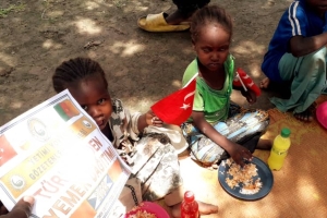 Afrika Kamerun yemek dağıtımı Eylül 2022 Yetimi yoksulu gozetenler derneği 