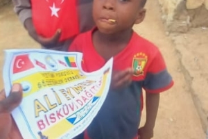 Afrika BENİN'DE yetim yoksul çocuklara bisküvi dağıtımı Eylül 2022