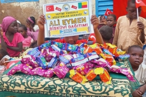 Afrika BENİN'DE yetim yoksul çocuklara bisküvi dağıtımı Eylül 2022