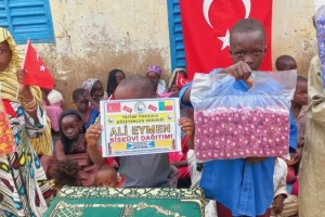 Afrika BENİN'DE yetim yoksul çocuklara bisküvi dağıtımı Eylül 2022