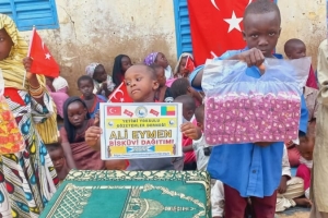 Afrika BENİN'DE yetim yoksul çocuklara bisküvi dağıtımı Eylül 2022