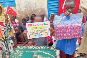 Afrika BENİN'DE yetim yoksul çocuklara bisküvi dağıtımı Eylül 2022