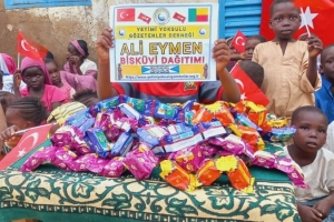 Afrika BENİN'DE yetim yoksul çocuklara bisküvi dağıtımı Eylül 2022