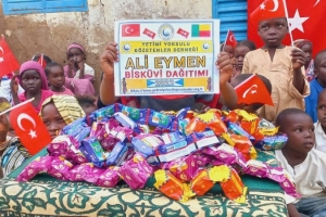 Afrika BENİN'DE yetim yoksul çocuklara bisküvi dağıtımı Eylül 2022