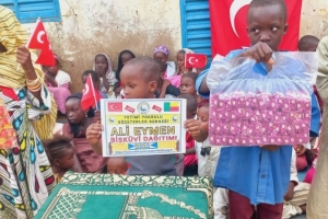 Afrika BENİN'DE yetim yoksul çocuklara bisküvi dağıtımı Eylül 2022