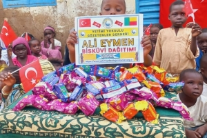 Afrika BENİN'DE yetim yoksul çocuklara bisküvi dağıtımı Eylül 2022