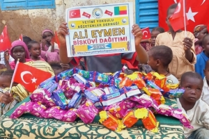 Afrika BENİN'DE yetim yoksul çocuklara bisküvi dağıtımı Eylül 2022