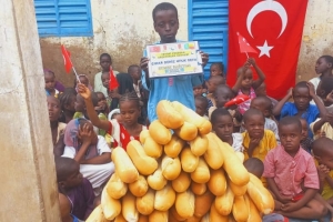 Afrika BENİN'DE yetim yoksul ailelere Ekmek Dağıtımı yapıldı Eylül 2022