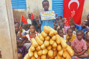 Afrika BENİN'DE yetim yoksul ailelere Ekmek Dağıtımı yapıldı Eylül 2022