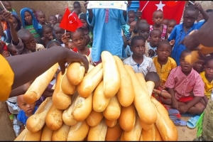 Afrika BENİN'DE yetim yoksul ailelere Ekmek Dağıtımı yapıldı Eylül 2022