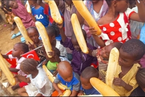 Afrika BENİN'DE yetim yoksul ailelere Ekmek Dağıtımı yapıldı Eylül 2022