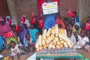 Afrika BENİN'DE yetim yoksul ailelere Ekmek Dağıtımı yapıldı Eylül 2022