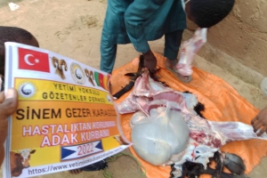 Afrika Kamerun Adak kurbani kesilip yetim yoksul ailelere dağıtıldı Eylül 2022
