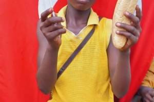 Ekmek dağıtımlarımız devam ediyor Bugün Afrika Benin de yetim ve yoksul ailelere dağıtıldı Eylül 2022