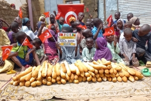 Yetim ve yoksul ailelere ekmek dağıtımlarımız devam ediyor Bugün Afrika Beninde dağıtım yapıldı Eylül 2022