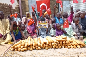 Yetim ve yoksul ailelere ekmek dağıtımlarımız devam ediyor Bugün Afrika Beninde dağıtım yapıldı Eylül 2022