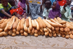 Yetim ve yoksul ailelere ekmek dağıtımlarımız devam ediyor Bugün Afrika Beninde dağıtım yapıldı Eylül 2022
