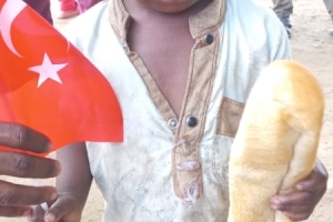 Yetim ve yoksul ailelere ekmek dağıtımlarımız devam ediyor Bugün Afrika Beninde dağıtım yapıldı Eylül 2022