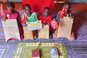 Yurtdışı Afrika Benin de Medrese öğrencilerine Kur'an-ı Kerim dağıtımı yapıldı Eylül 2022