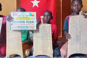 Yurtdışı Afrika Benin de Medrese öğrencilerine Kur'an-ı Kerim dağıtımı yapıldı Eylül 2022