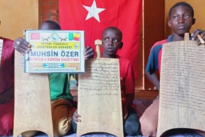 Yurtdışı Afrika Benin de Medrese öğrencilerine Kur'an-ı Kerim dağıtımı yapıldı Eylül 2022