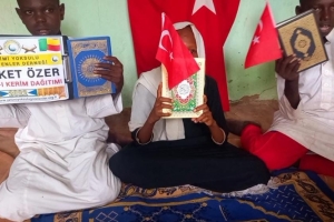 Yurtdışı Afrika Benin de Medrese öğrencilerine Kur'an-ı Kerim dağıtımı yapıldı Eylül 2022