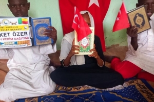 Yurtdışı Afrika Benin de Medrese öğrencilerine Kur'an-ı Kerim dağıtımı yapıldı Eylül 2022