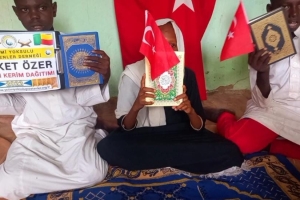 Yurtdışı Afrika Benin de Medrese öğrencilerine Kur'an-ı Kerim dağıtımı yapıldı Eylül 2022