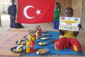 Yetimi yoksulu gozetenler derneği olarak Afrika Kamerunda yemek dağıtımı yaptik.