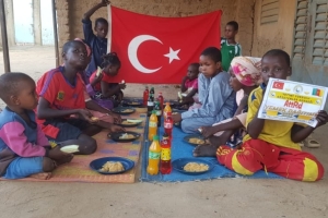 Yetimi yoksulu gozetenler derneği olarak Afrika Kamerunda yemek dağıtımı yaptik.