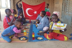 Yetimi yoksulu gozetenler derneği olarak Afrika Kamerunda yemek dağıtımı yaptik.