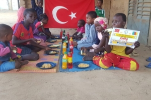 Yetimi yoksulu gozetenler derneği olarak Afrika Kamerunda yemek dağıtımı yaptik.