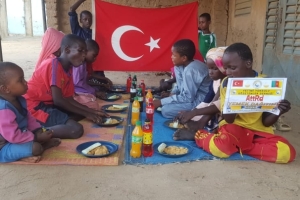 Yetimi yoksulu gozetenler derneği olarak Afrika Kamerunda yemek dağıtımı yaptik.