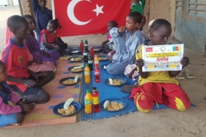 Yetimi yoksulu gozetenler derneği olarak Afrika Kamerunda yemek dağıtımı yaptik.