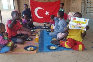 Yetimi yoksulu gozetenler derneği olarak Afrika Kamerunda yemek dağıtımı yaptik.