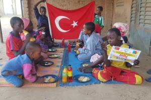 Yetimi yoksulu gozetenler derneği olarak Afrika Kamerunda yemek dağıtımı yaptik.