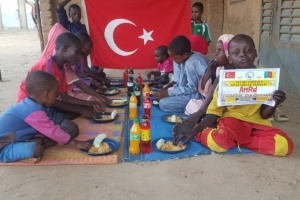 Yetimi yoksulu gozetenler derneği olarak Afrika Kamerunda yemek dağıtımı yaptik.